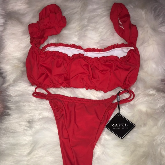 Red bikini - Picture 1 of 4